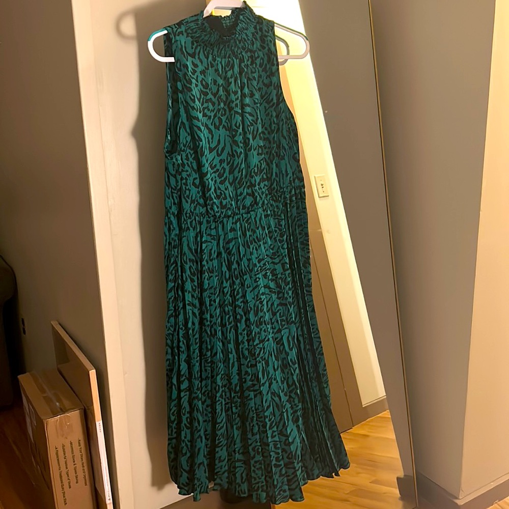 Brand new banana, public green dress!